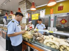 监管人员扫描检疫二维码